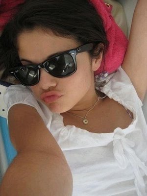 sel kiss you - Selena Gomez