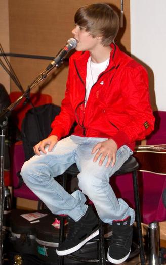 justin-bieber-paris-022310-4