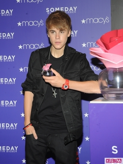 Justin-Bieber-attacked-Macys-Fragrance-Event-in-NYC-1-435x580