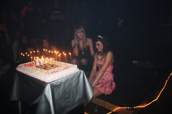 laura singing HAPPY BURFFDAYY to me at my sweeet sixteen - Me and Laura Nirion