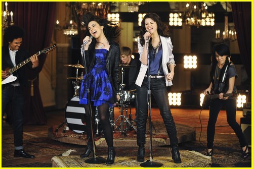 selena-gomez-demi-lovato-one-same-07