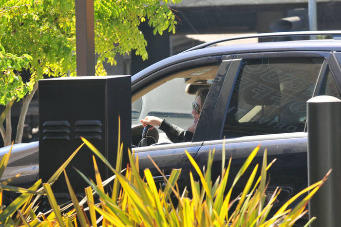 Miley-Cyrus_COM_StudioCity_11Sept2010_02