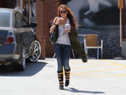 15289703_AUUBSNNVB - Miley Cyrus Drinks Coffee in Los Angeles