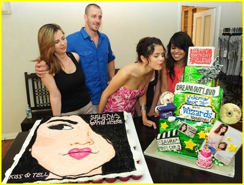 selena-gomez-cake-convention-04