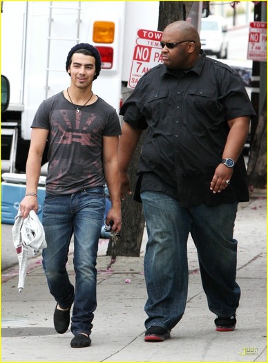 Joe-Jonas-is-TOMS-Shoes-Smiley-joe-jonas-11413726-902-1222[1]