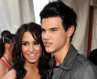 demi-lovato - Demi Lovato Attends 2009 Kids Choice Awards