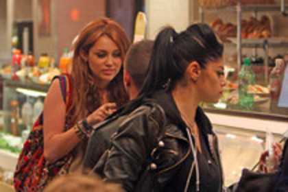 15295313_IONPLAKGL - Miley Cyrus at Cafe Metro