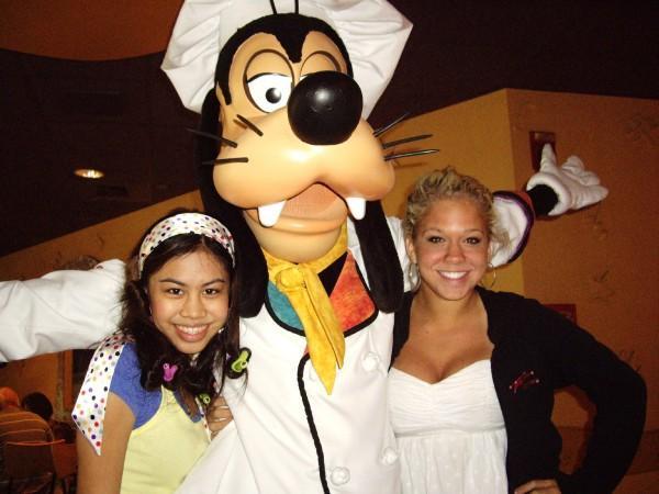 Eating @ Goofy\'s Kitchen, feeling like a 5 year old taking pictures with characters. Haha