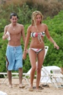 ashley_tisdale_hawaii_07_03_2007_pRy2qEy_thumb - The beach