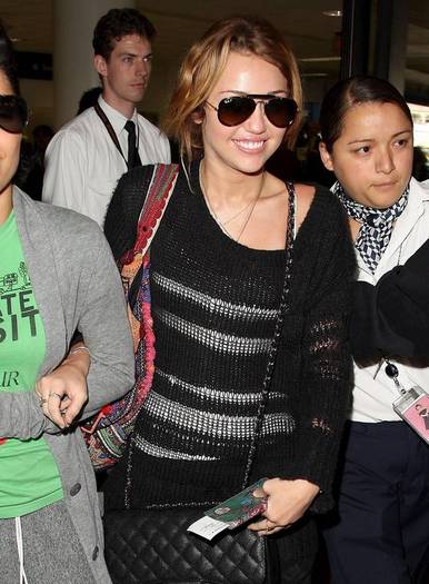 Miley-Cyrus_COM_LAXAirport_8Sept2010_03