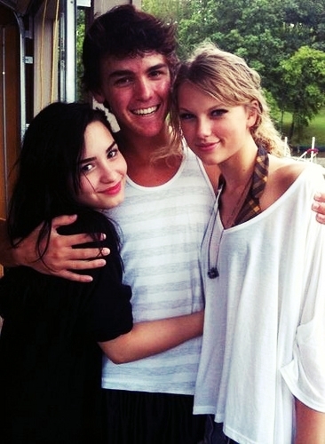 Found this awesome picture with Demi & Nolan! Miss you guys.; @ddlovato @nolannard
