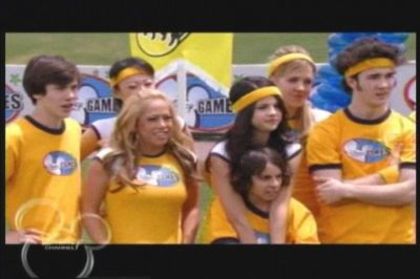 normal_008 - SGomez-Disney Channel Games Week 2 Screencaps