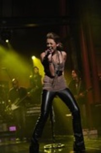 17469480_LBXBLJGZP - miley cyrus 2010 17 iunie Miley Canta la The Late Show
