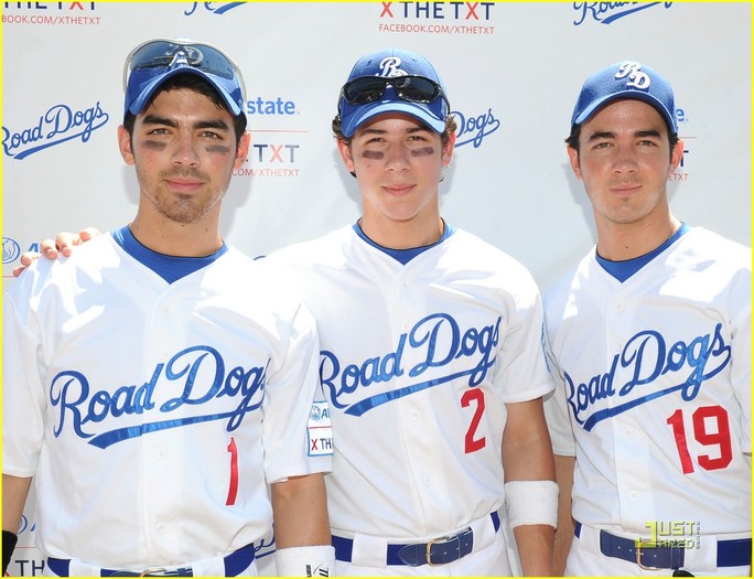 jonas-brothers-x-text-road-dogs-17