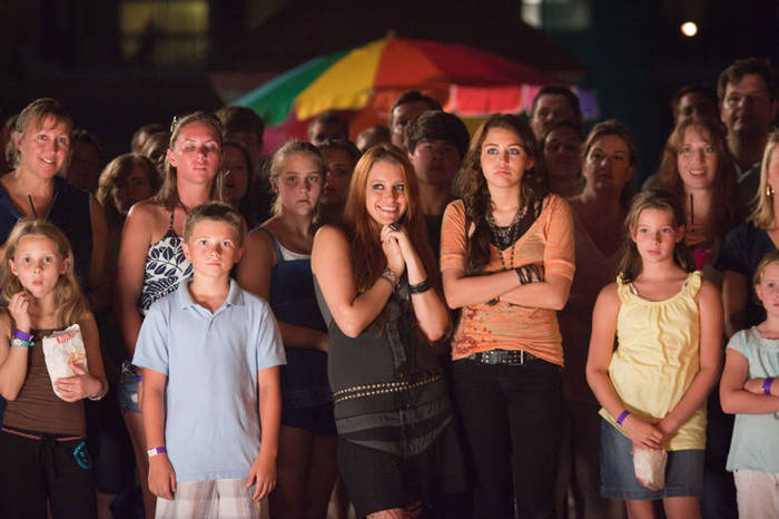 miley-cyrus_COM_thelastsong_moviestills_045