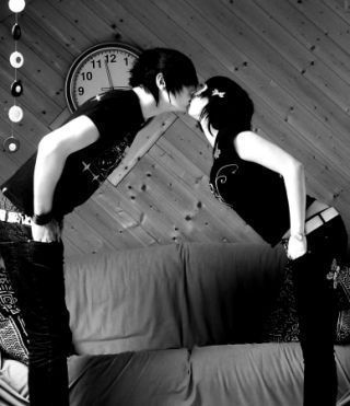 emo-kiss-1-couple