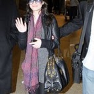 ghjfhgjfgh - Demi Lovato Arriving in Washington DC