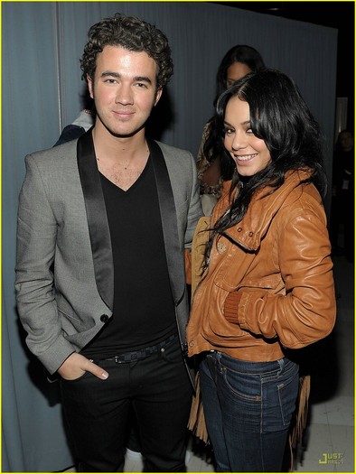 kevin-jonas-vanessa-hudgens-haiti-01