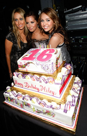 2008+American+Music+Awards+Audience+Backstage+YtJ5gS-Z6Zsl - Miley Happy Birthday