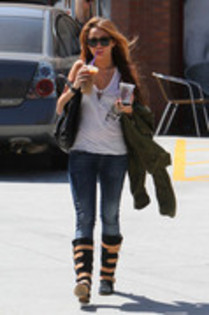 15289683_QNWPCNZMA - Miley Cyrus Drinks Coffee in Los Angeles