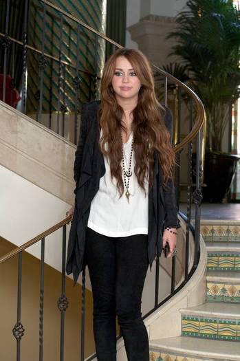 Miley-Cyrus_COM-TheLastSongPressConference-2010mar13-017 - The Last Song Press Conference - March 13th 2010