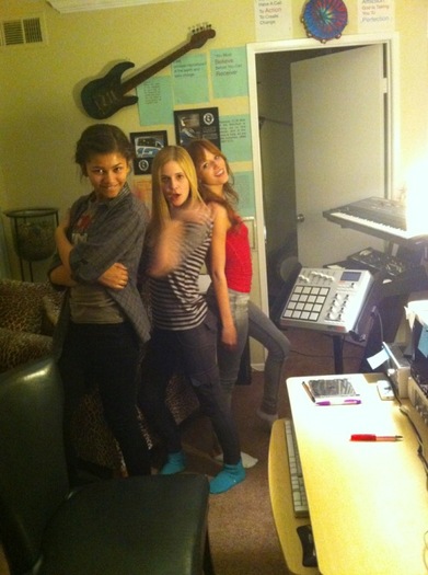 The Shake it up girls !