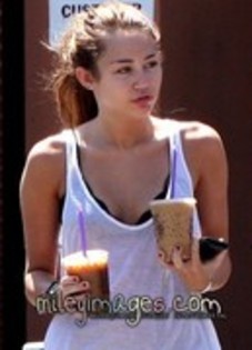 26264343_ARIUYBILY - x Leaving Coffe Bean in Toluca Lake