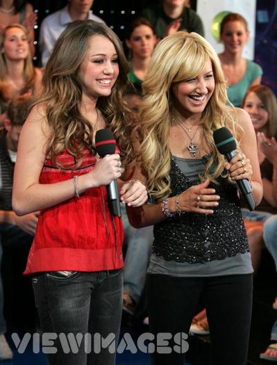 Ashley---Miley-ashley-tisdale-and-miley-cyrus-161974_452_594