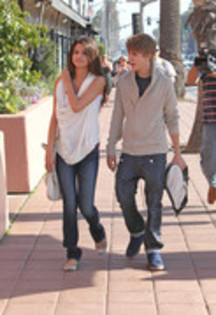 31454166_FNPVVCYTH - X Selena Gomez and Justin Bieber at the Santa Monica Pier