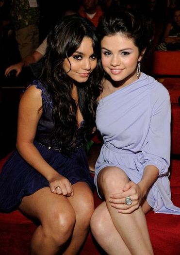 vyqzsiyoy1geszyv - Vanessa and Selena