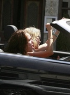 KJZMFCHCFIDFTTVDXDV - Miley and her mother drive to Hollywood