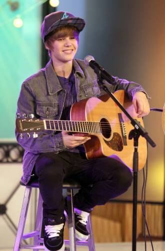 singer-justin-bieber-11-330x500