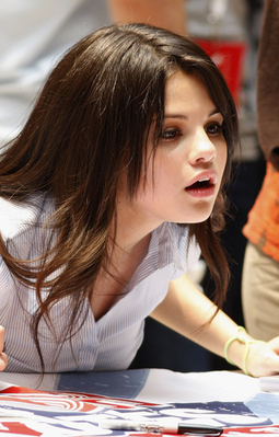 Signing Autographs At Glendale Galleria (8)