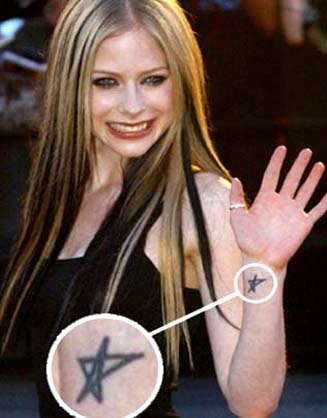 tatuajul lui avril lavigne