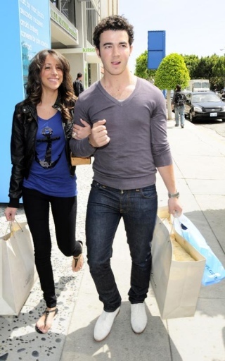 normal_MQ002 - Kevin and Danielle-Out shopping in Beverly Hills