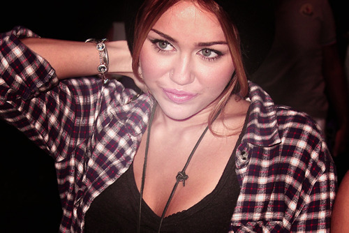 tumblr_lgb8yyhK8i1qeuaj8o1_500_large[1] - Miley Cyrus