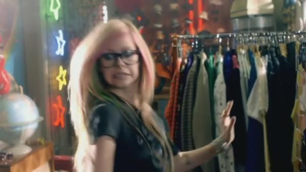What-The-Hell-Screencaps-avril-lavigne-18776234-600-338