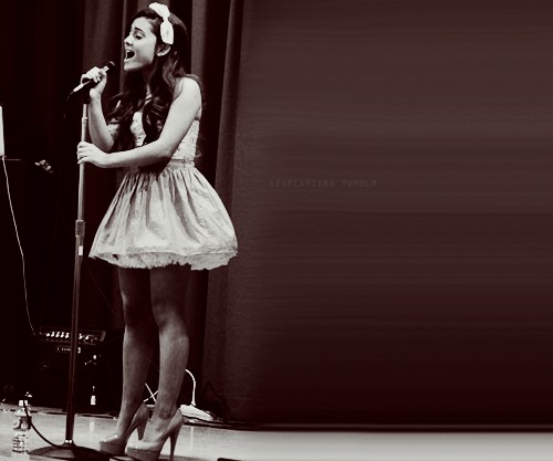Ariana-Singing-Livee. LH