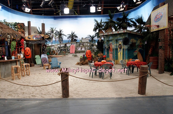 Hannah Montana.( on the set )