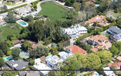 Miley Cyrus - Her new House (2)