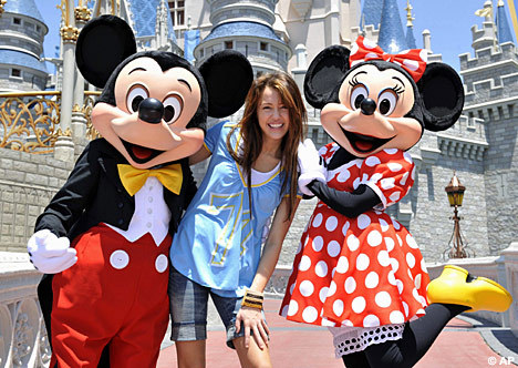 miley-cyrus-mickey-minnie-mouse-disneyland-hannah-montana-birthday-pictures - me and friends