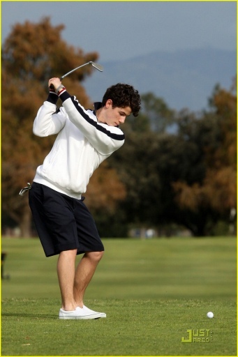 normal_025 - Nick-Out to go golfing in Los Angeles-with selena-i am gelous