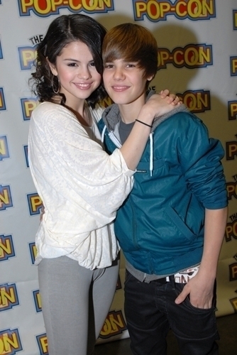 Selena-Gomez-with-Justin-Bieber-selena-gomez-10864498-334-500