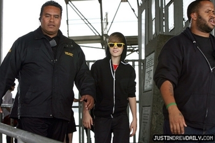 Candids-2010-Leaving-the-Harbour-Bridge-Auckland-New-Zealand-April-27th-justin-bieber-11798297-400-2