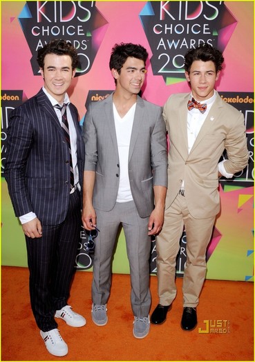 Jonas-Brothers-Kids-Choice-Awards-2010-with-Girlfriends-joe-jonas-11135784-860-1222[1] - Jonas Brothers at Kids Choise Award with Girlfriends