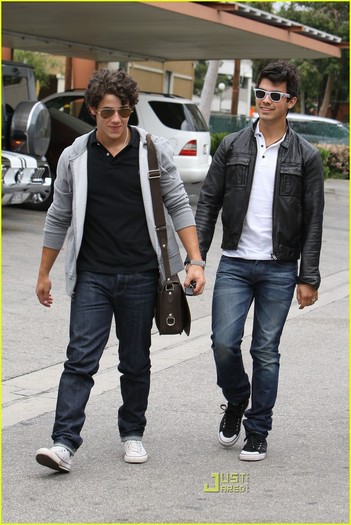 Joe-Nick-Jonas-Paty-s-Pair-joe-jonas-11431439-817-1222[1]