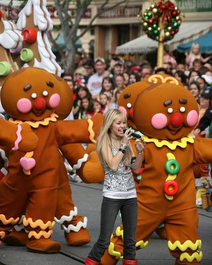 miley-cyrus_dot_com-waltdisneyworldchristmasparade2006-live-a002