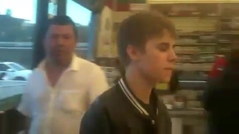 Justin and Selena spotted at 711! 018