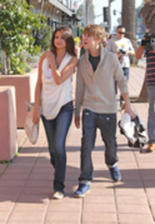 31454133_LERWMZBEE - X Selena Gomez and Justin Bieber at the Santa Monica Pier