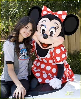 normal_selena-gomez-mickey-mouse-02